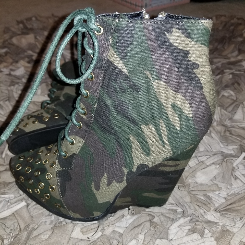 Wedge fatigue booties